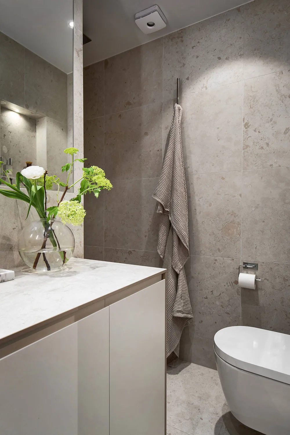 फैशनेबल फर्नीचर एवं सुंदर, तटस्थ रंग: स्टोकहोम में एक अपार्टमेंट (78 वर्ग मीटर) - Gallery image 25