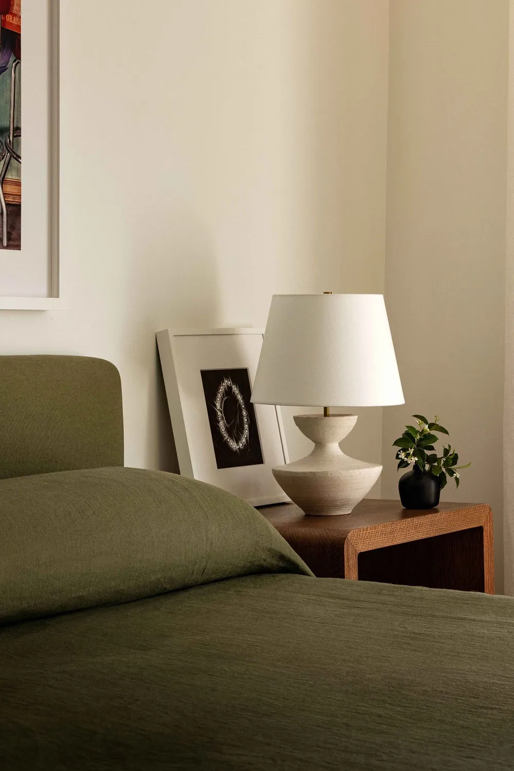 М’який сучасний інтер’єр із колекцією мистецьких виробів у Алабамі - Gallery image 17