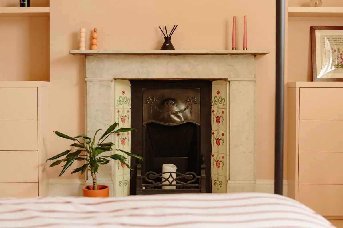 Grüne Wohnzimmer und Pfirsichfarbene Schlafzimmer: schöne Farben im Design eines Hauses in London - 13