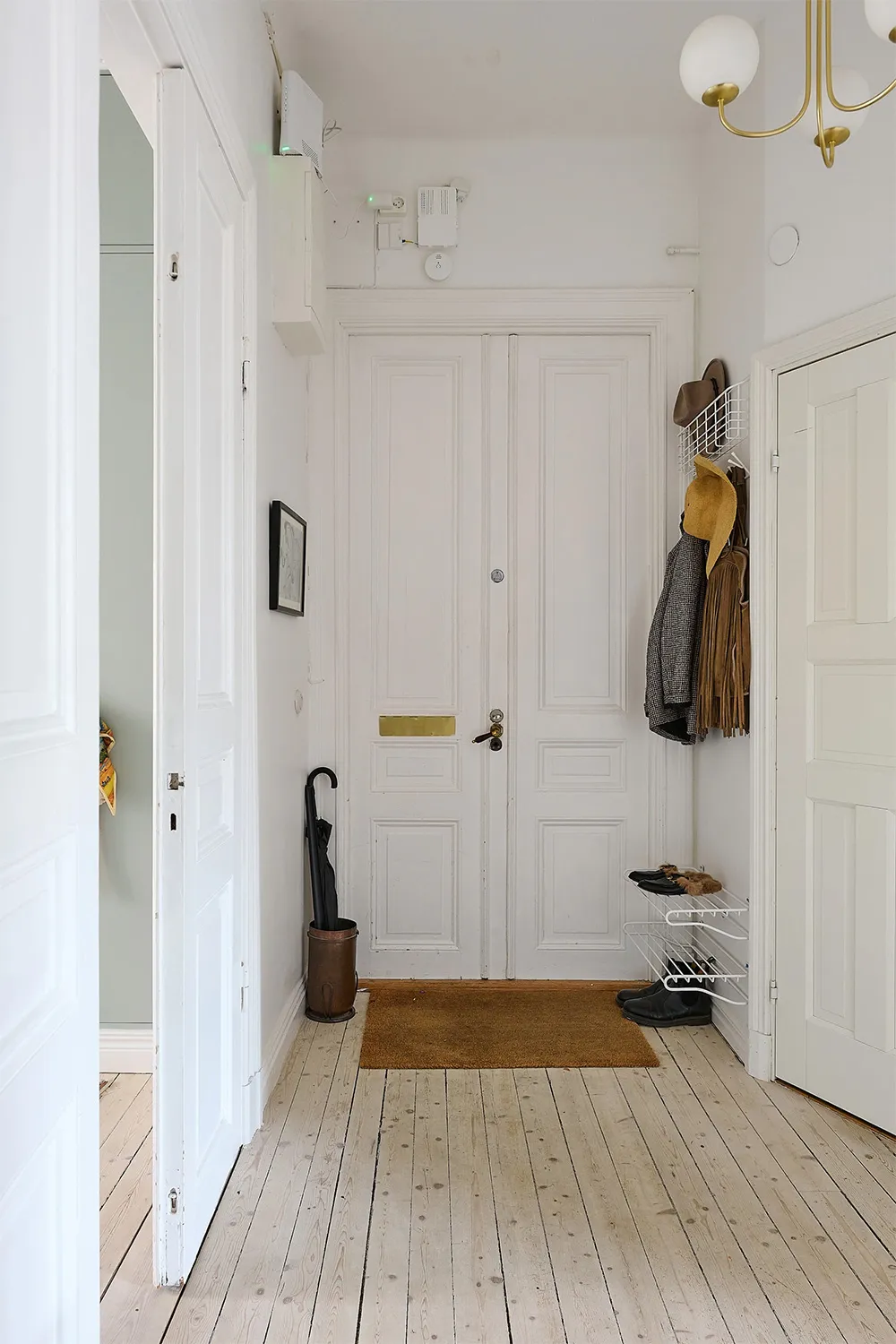 Просторна шведська квартира з синім диваном і винтажними деталями - Gallery image 28