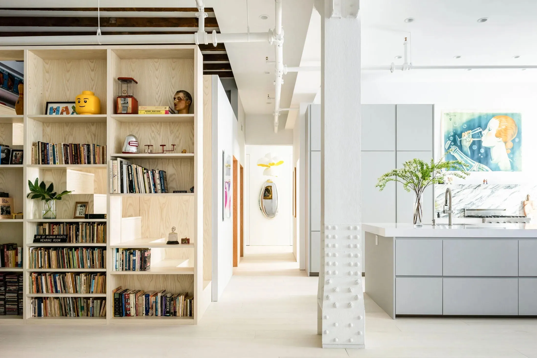 Светлый лофт с красочными постерами на Бродвее - Gallery image 4