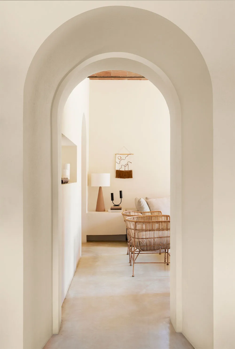 Interiores soleados y estilo atemporal: casa de verano en la costa de España - Gallery image 1