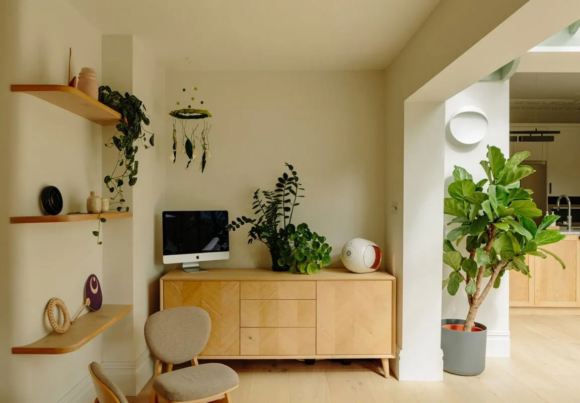 Grüne Wohnzimmer und Pfirsichfarbene Schlafzimmer: schöne Farben im Design eines Hauses in London - 8