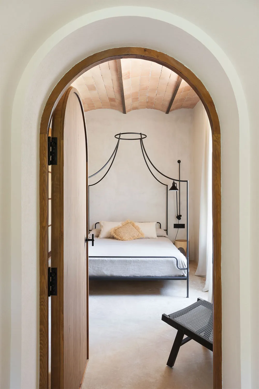 Interiores soleados y estilo atemporal: casa de verano en la costa de España - Gallery image 15