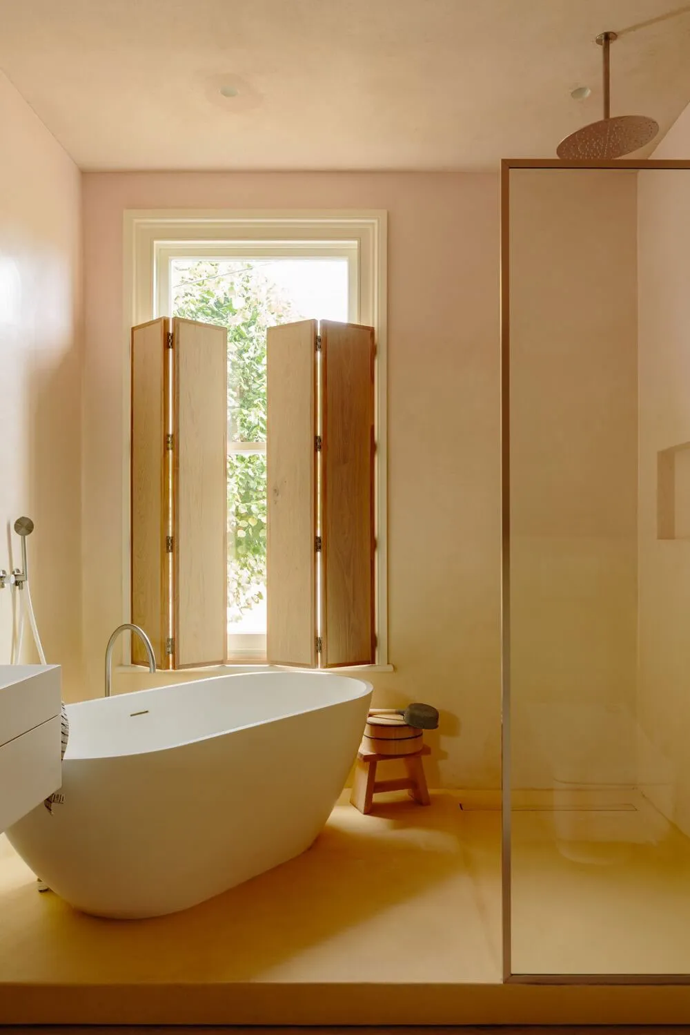 Grüne Wohnzimmer und Pfirsichfarbene Schlafzimmer: schöne Farben im Design eines Hauses in London - 17