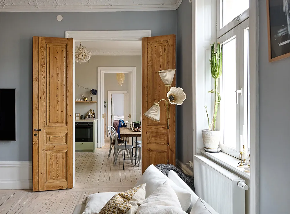 Просторна шведська квартира з синім диваном і винтажними деталями - Gallery image 3