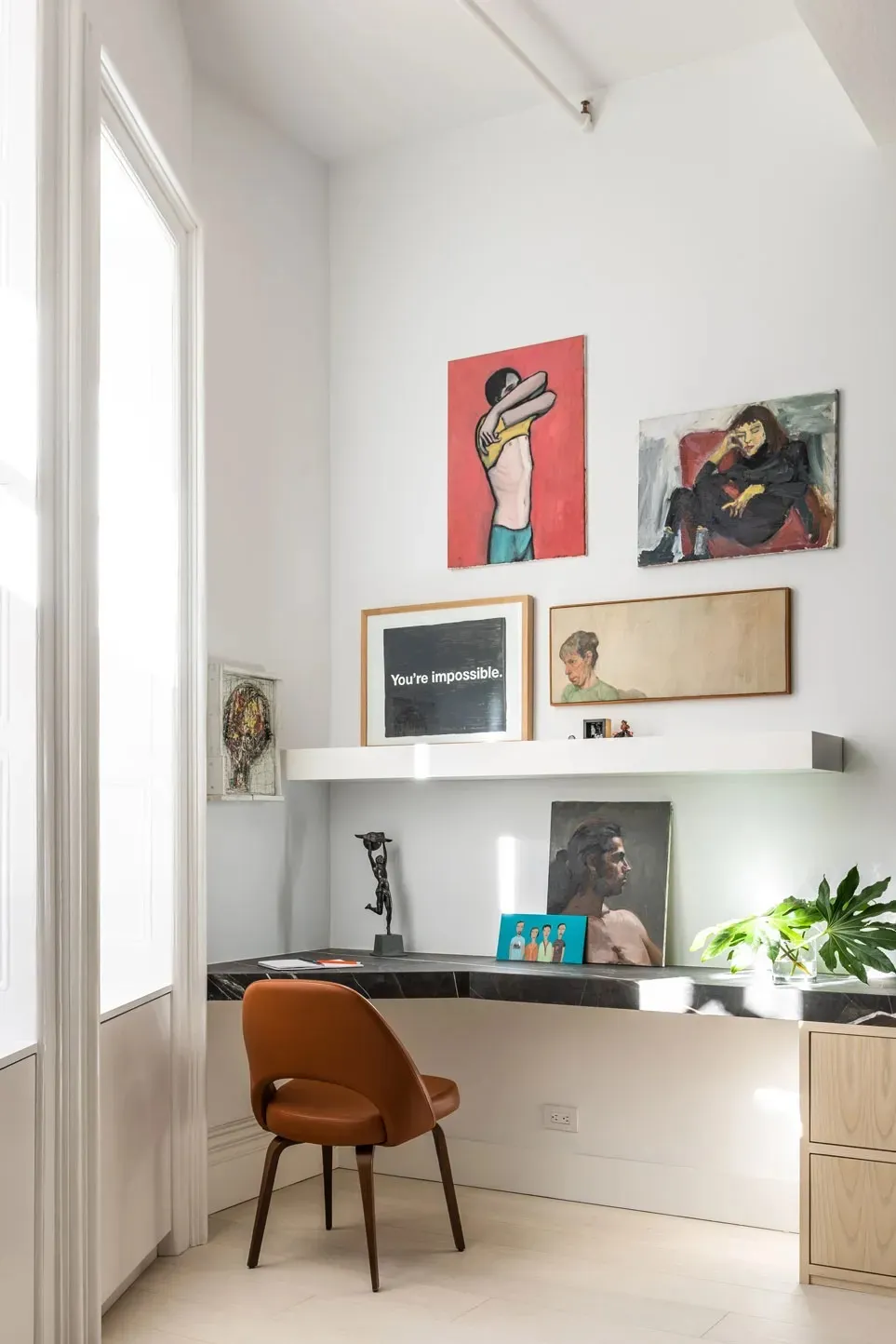 Светлый лофт с красочными постерами на Бродвее - Gallery image 15