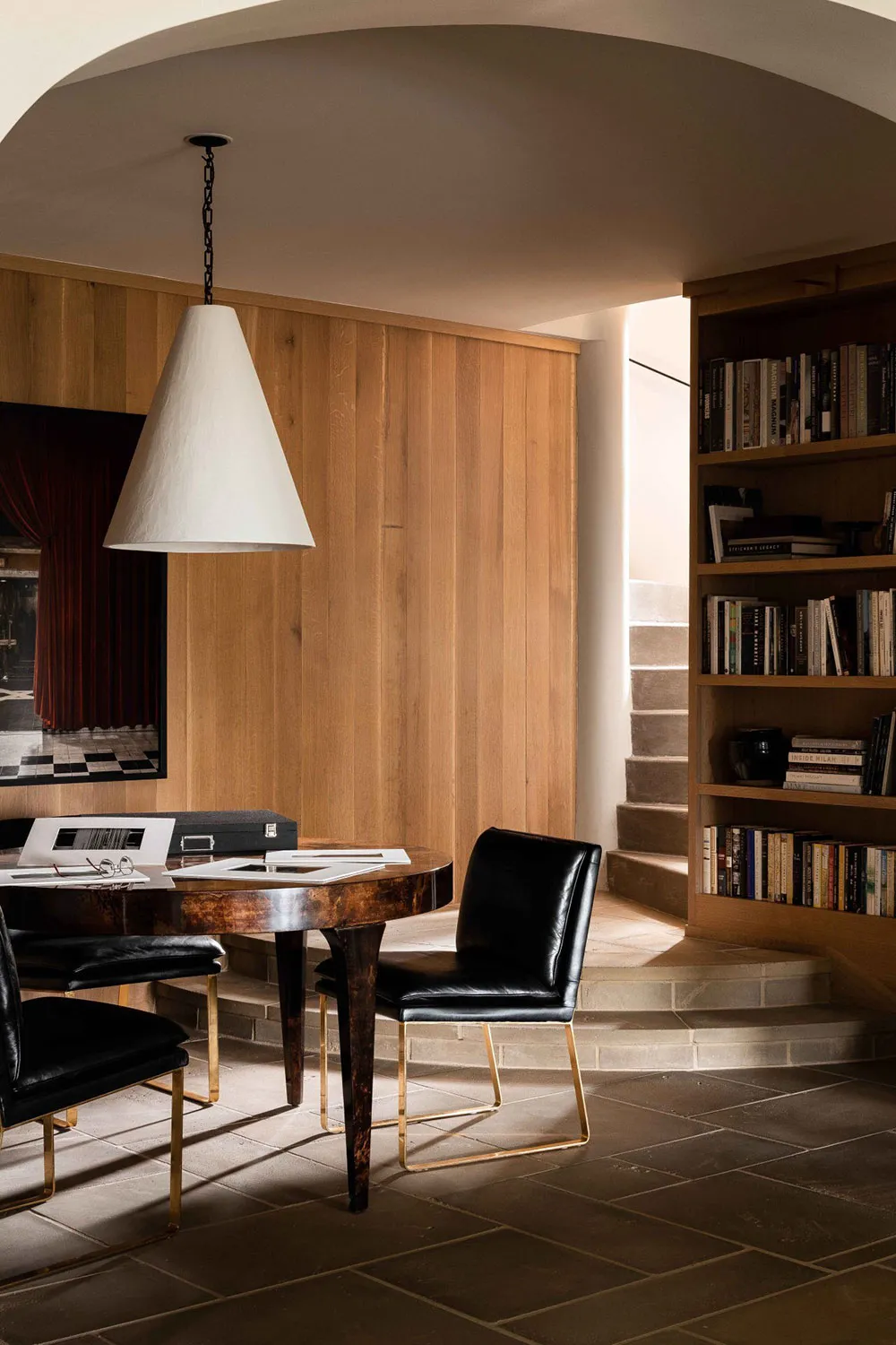 М’який сучасний інтер’єр із колекцією мистецьких виробів у Алабамі - Gallery image 14