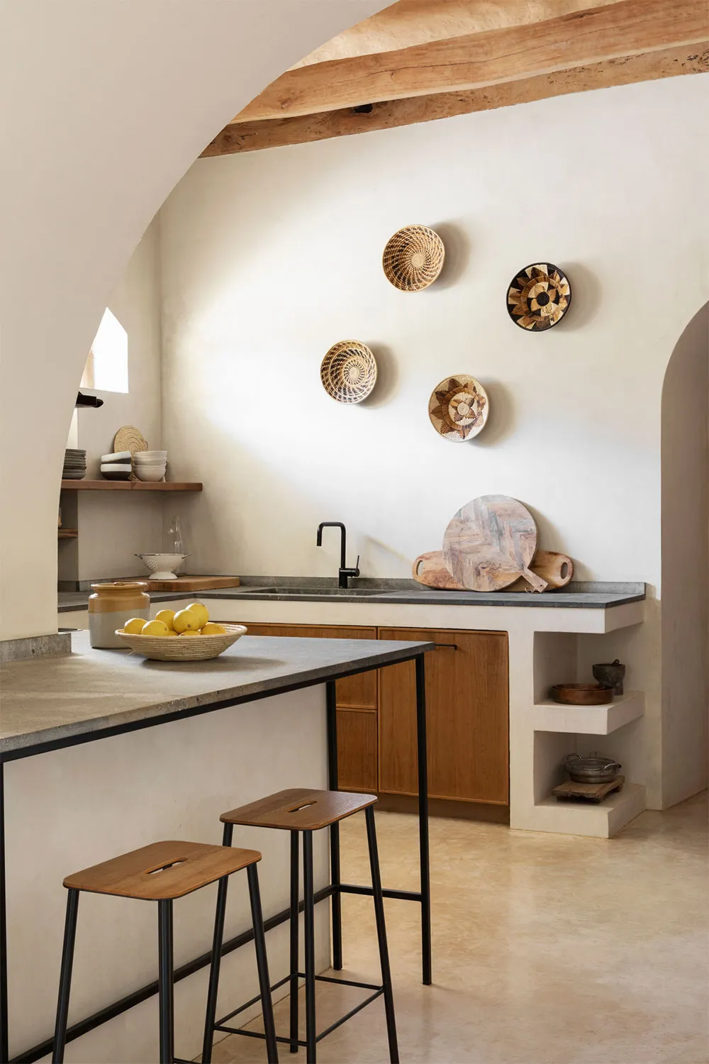 Interiores soleados y estilo atemporal: casa de verano en la costa de España - Gallery image 13