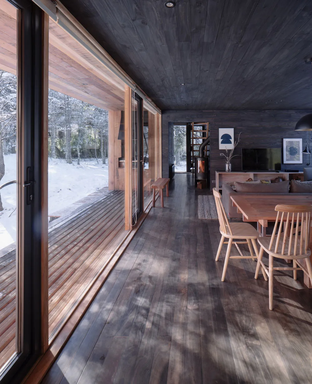 Modernes Shalé mitten im verschneiten Wald in Chile - Gallery image 4