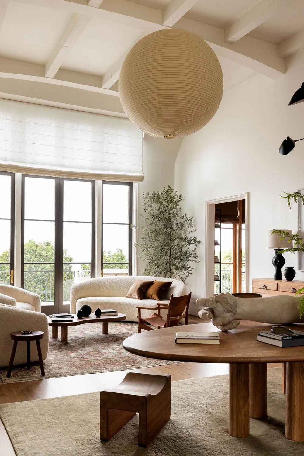 М’який сучасний інтер’єр із колекцією мистецьких виробів у Алабамі - Gallery image 1