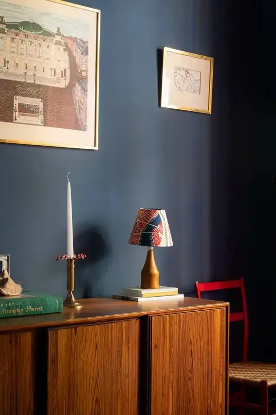 Інтер'єр не для всіх: синя квартира з червоними дверима в Стокгольмі (67 кв. м) - Gallery image 15