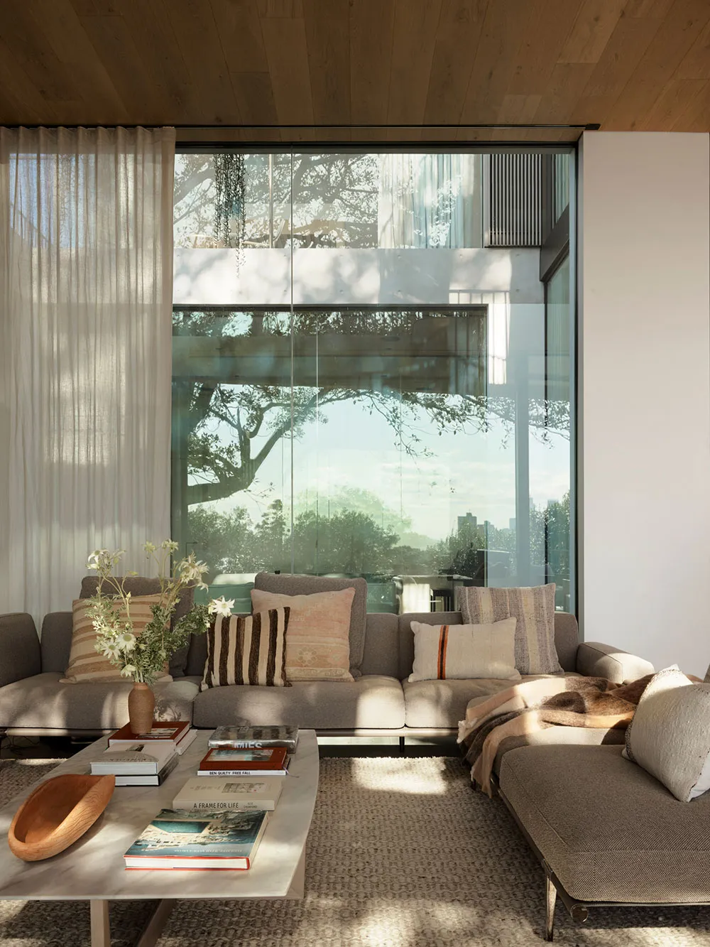 Conception moderne chaleureuse et élégante, baignant dans les rayons du soleil - Gallery image 8