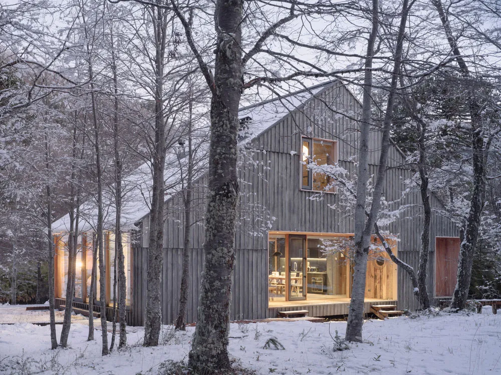 Modernes Shalé mitten im verschneiten Wald in Chile - Gallery image 2