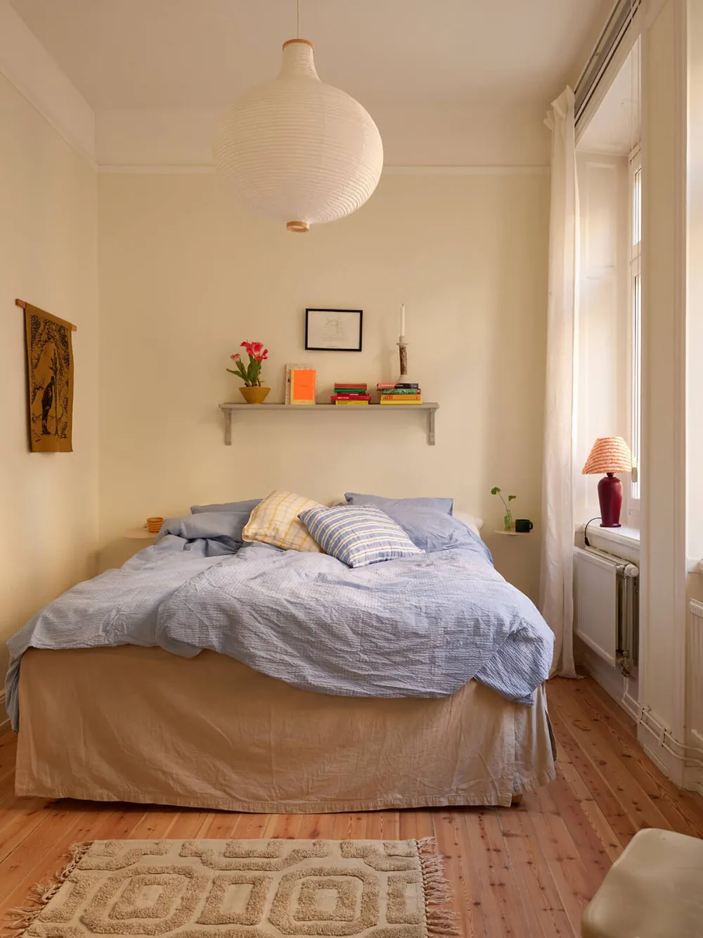 Естественный свет и яркие детали в интерьере небольшой скандинавской квартиры (58 кв. м) - Gallery image 14