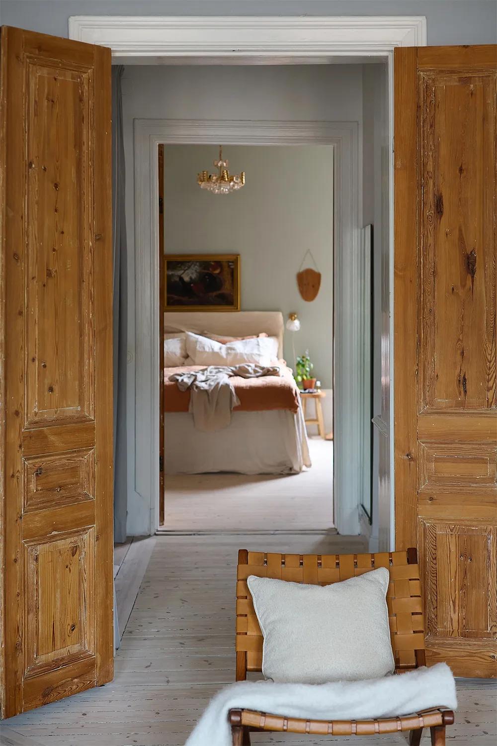 Просторна шведська квартира з синім диваном і винтажними деталями - Gallery image 1