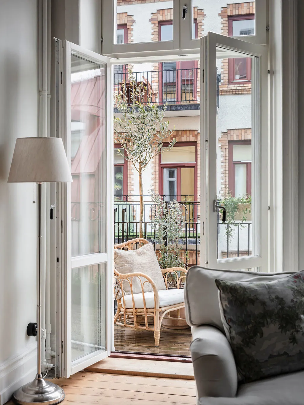 Charming Country Kitchen and Artist Studio: Beautiful Apartment in Gothenburg (82 sqm) - Gallery image 15