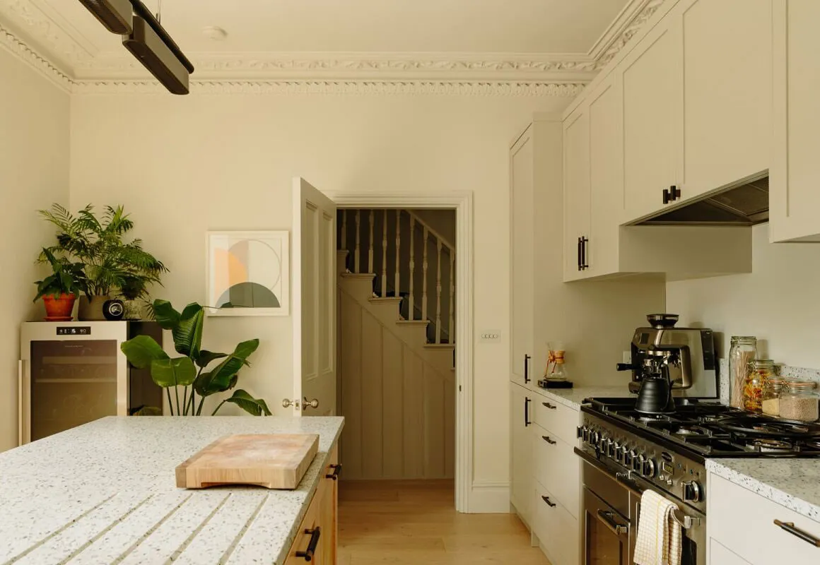 Grüne Wohnzimmer und Pfirsichfarbene Schlafzimmer: schöne Farben im Design eines Hauses in London - 7