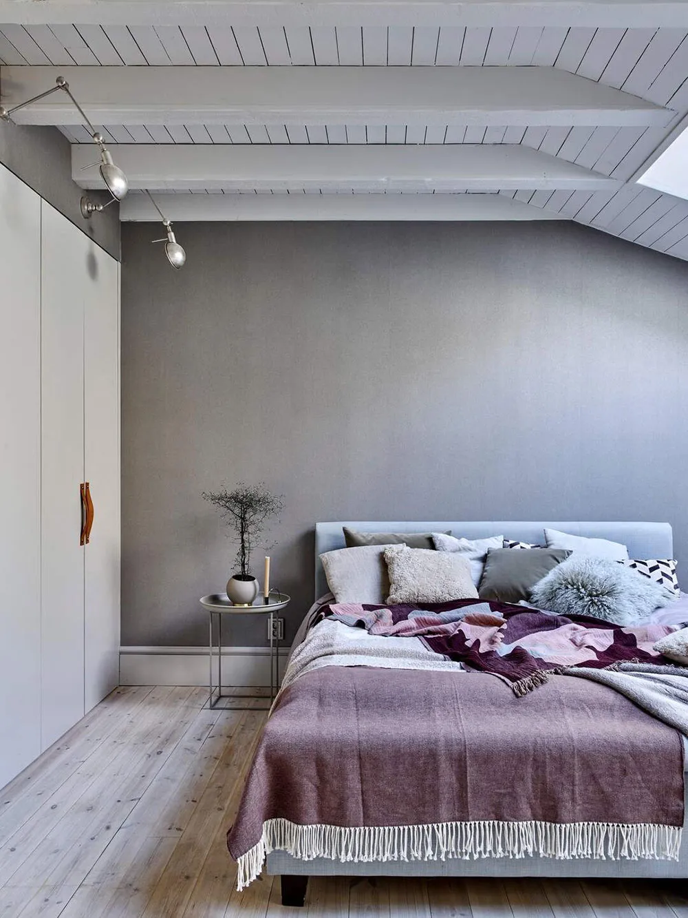 Утільні сучасні інтер'єри вілли 40-х років з видом на ставок у Швеції - Gallery image 13