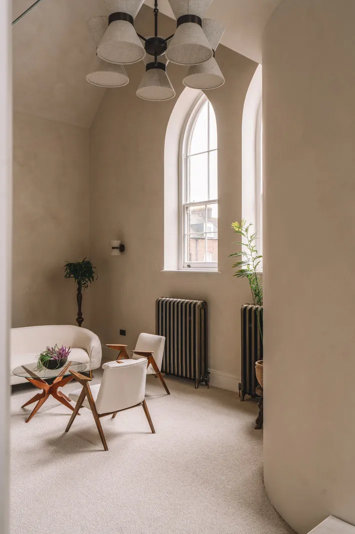 Earthy tones and minimalist design: apartment in a former school in England - Gallery image 7