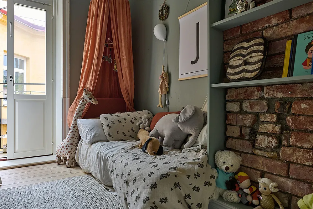 Просторна шведська квартира з синім диваном і винтажними деталями - Gallery image 24