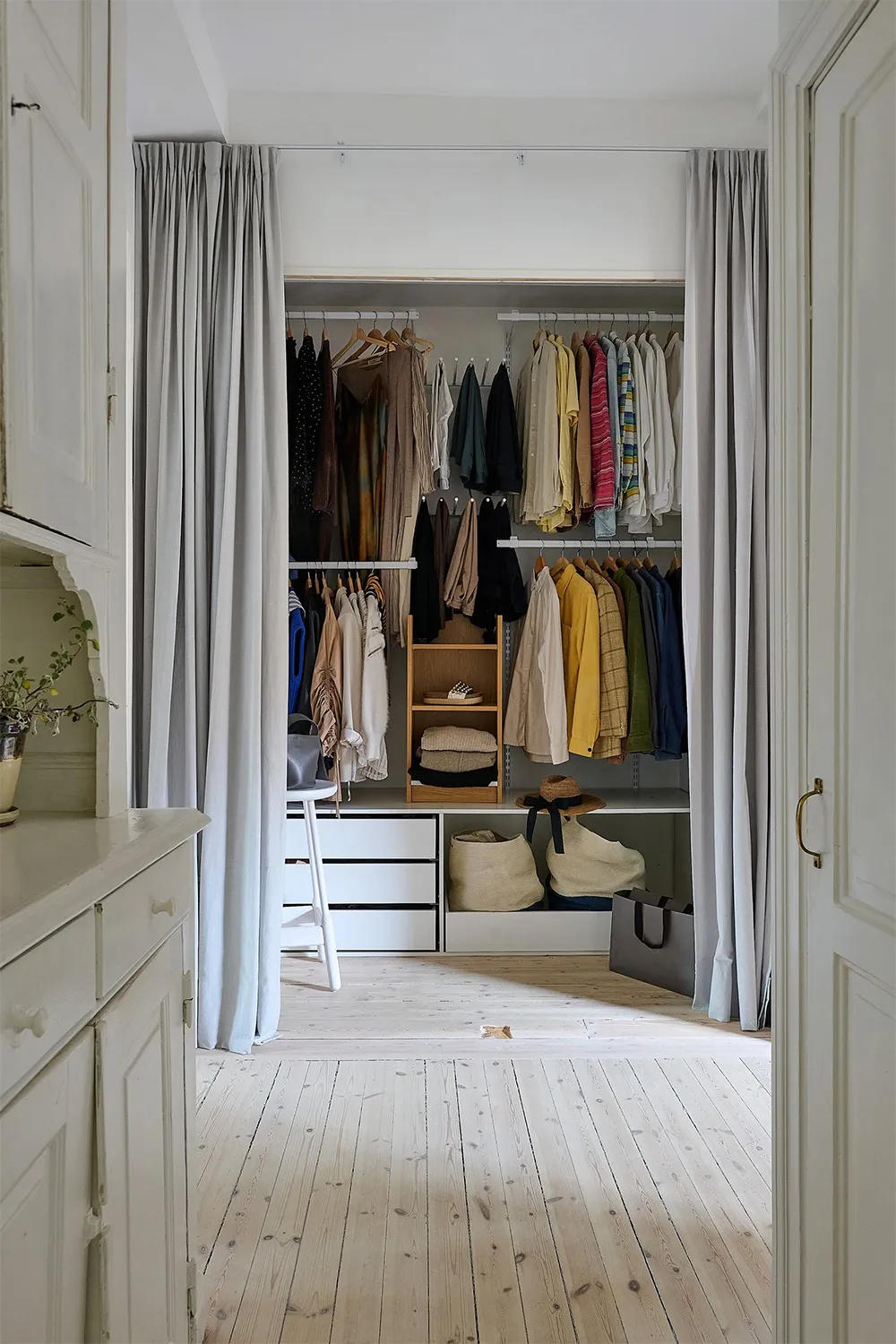 Просторна шведська квартира з синім диваном і винтажними деталями - Gallery image 18