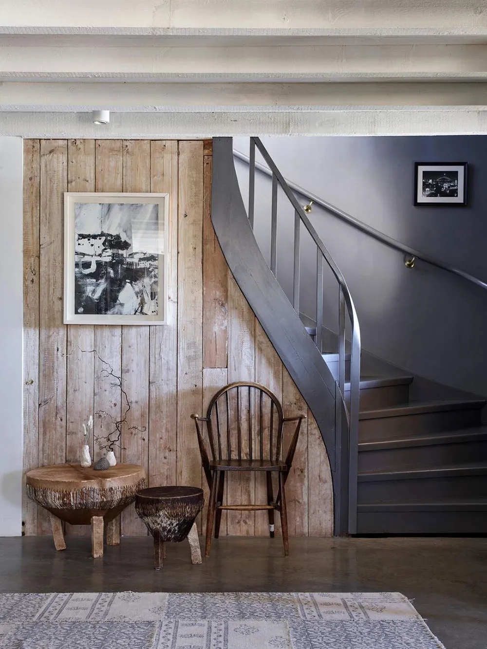 Утільні сучасні інтер'єри вілли 40-х років з видом на ставок у Швеції - Gallery image 9