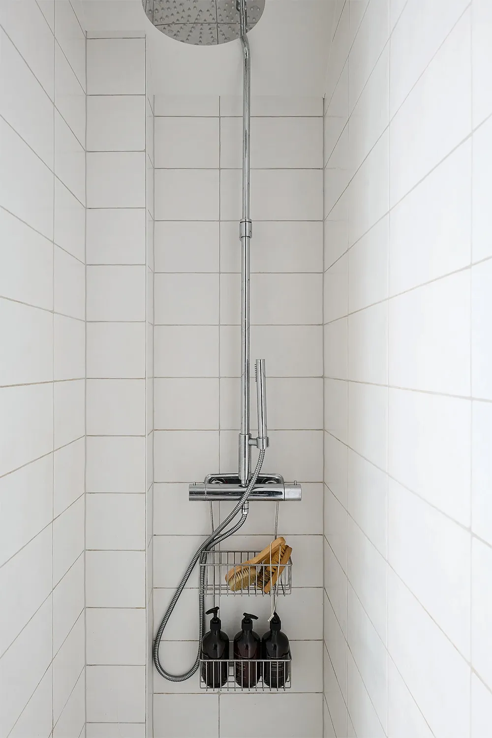 Просторна шведська квартира з синім диваном і винтажними деталями - Gallery image 27