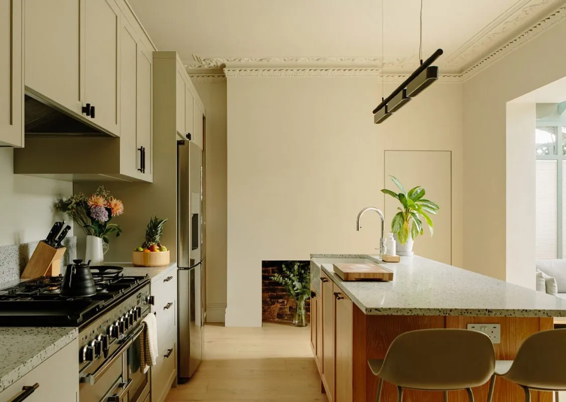 Grüne Wohnzimmer und Pfirsichfarbene Schlafzimmer: schöne Farben im Design eines Hauses in London - 5