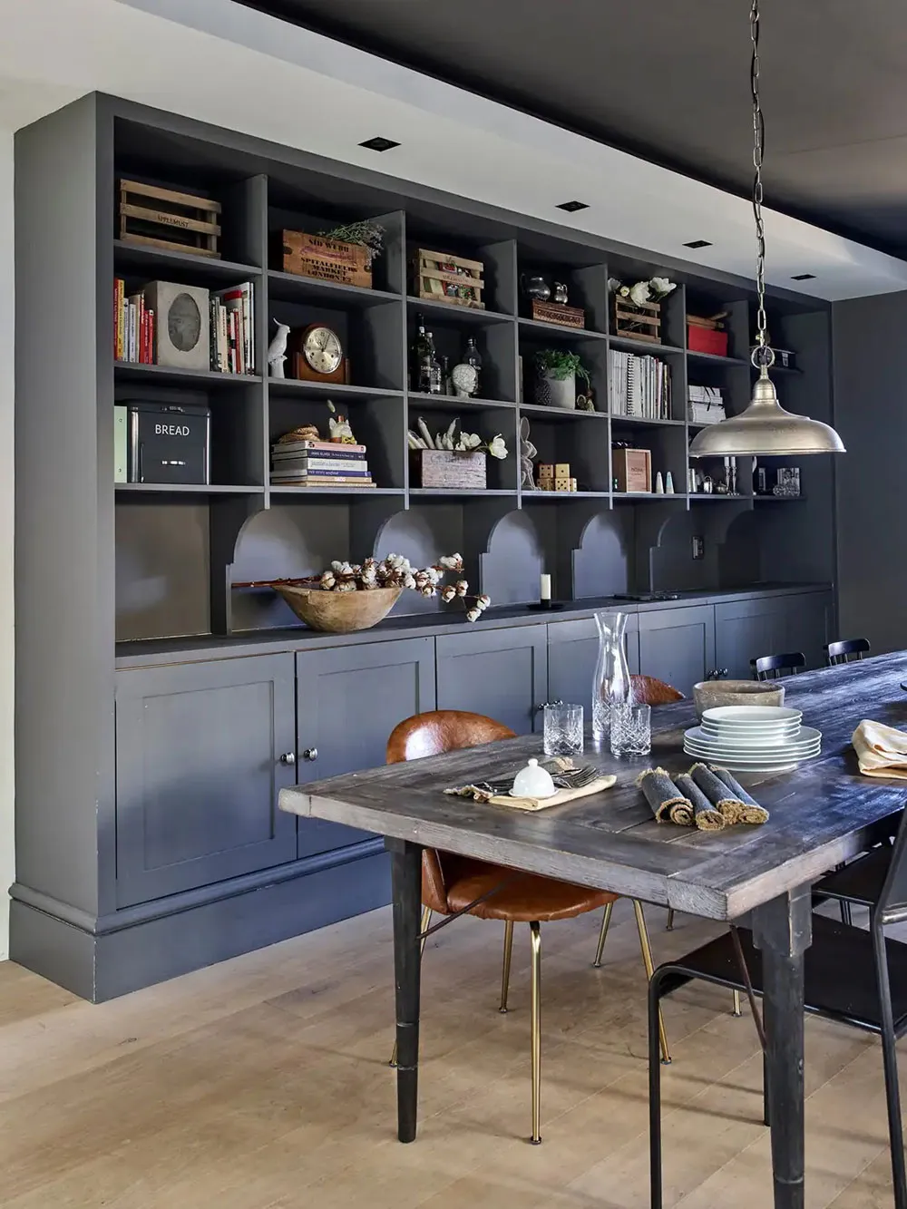 Утільні сучасні інтер'єри вілли 40-х років з видом на ставок у Швеції - Gallery image 15