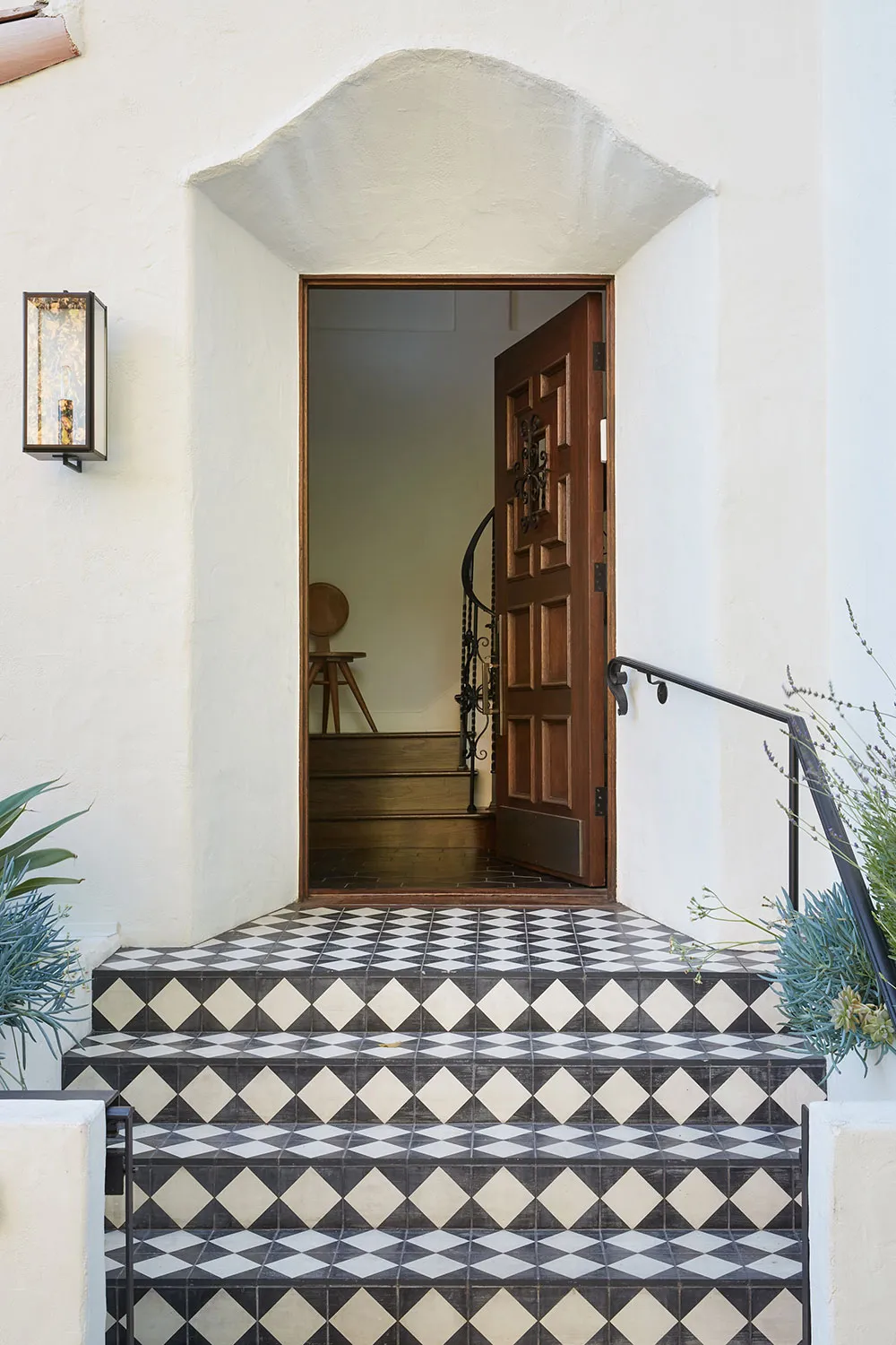 Piękna hiszpańska willa amerykańskiego projektanta w Kalifornii - Gallery image 1