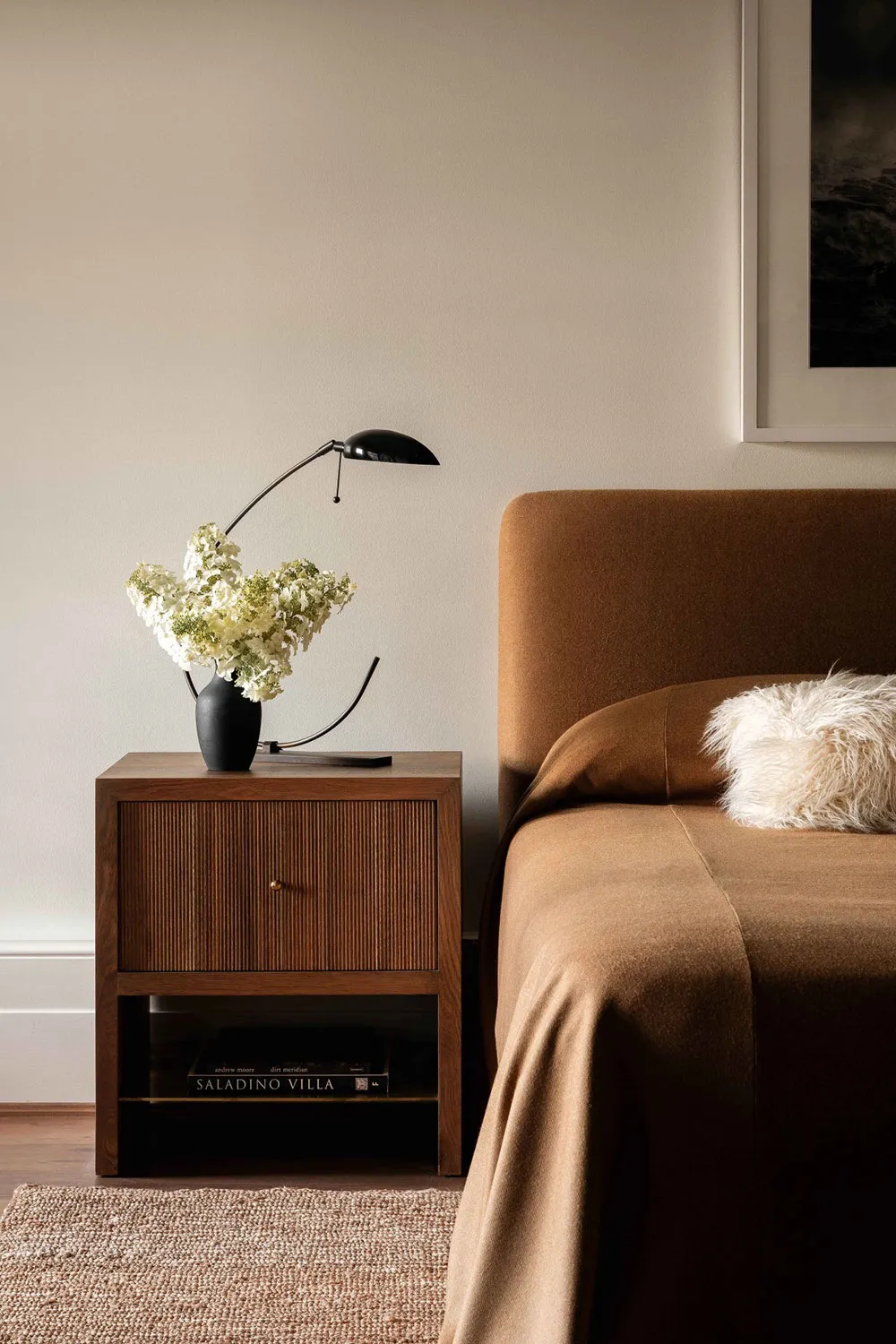 М’який сучасний інтер’єр із колекцією мистецьких виробів у Алабамі - Gallery image 11