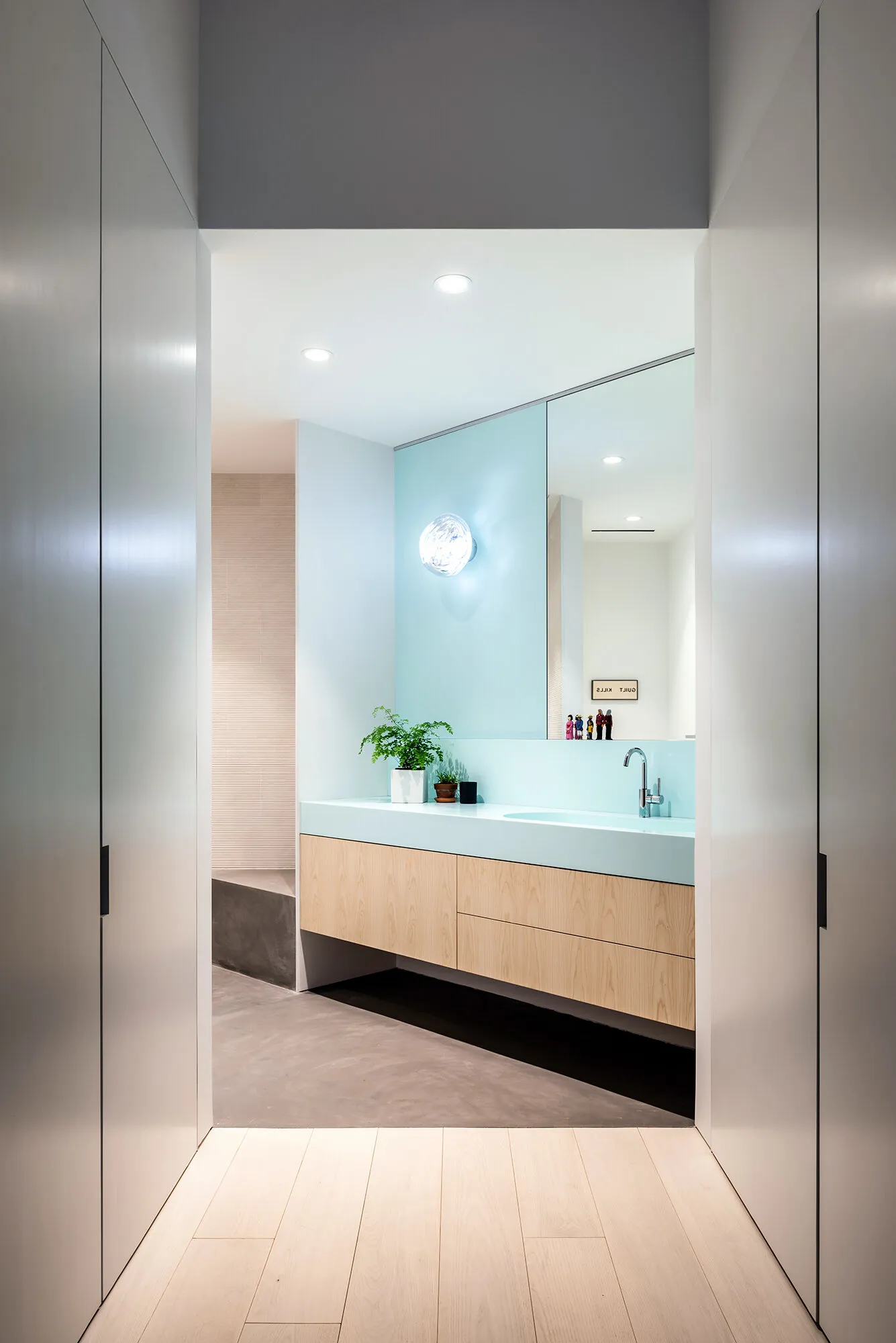 Светлый лофт с красочными постерами на Бродвее - Gallery image 17