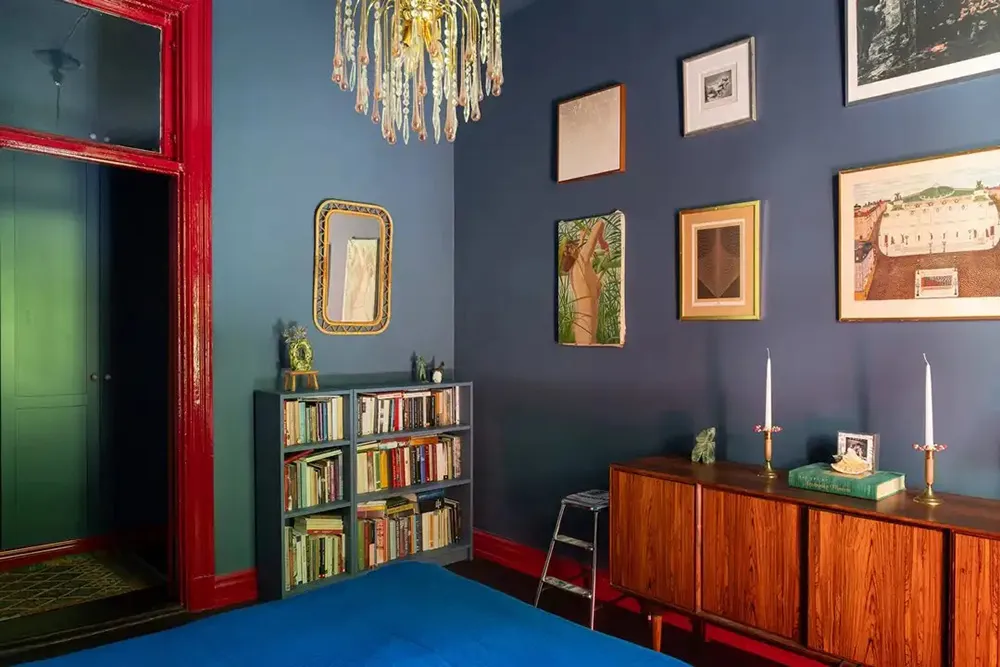 Інтер'єр не для всіх: синя квартира з червоними дверима в Стокгольмі (67 кв. м) - Gallery image 11
