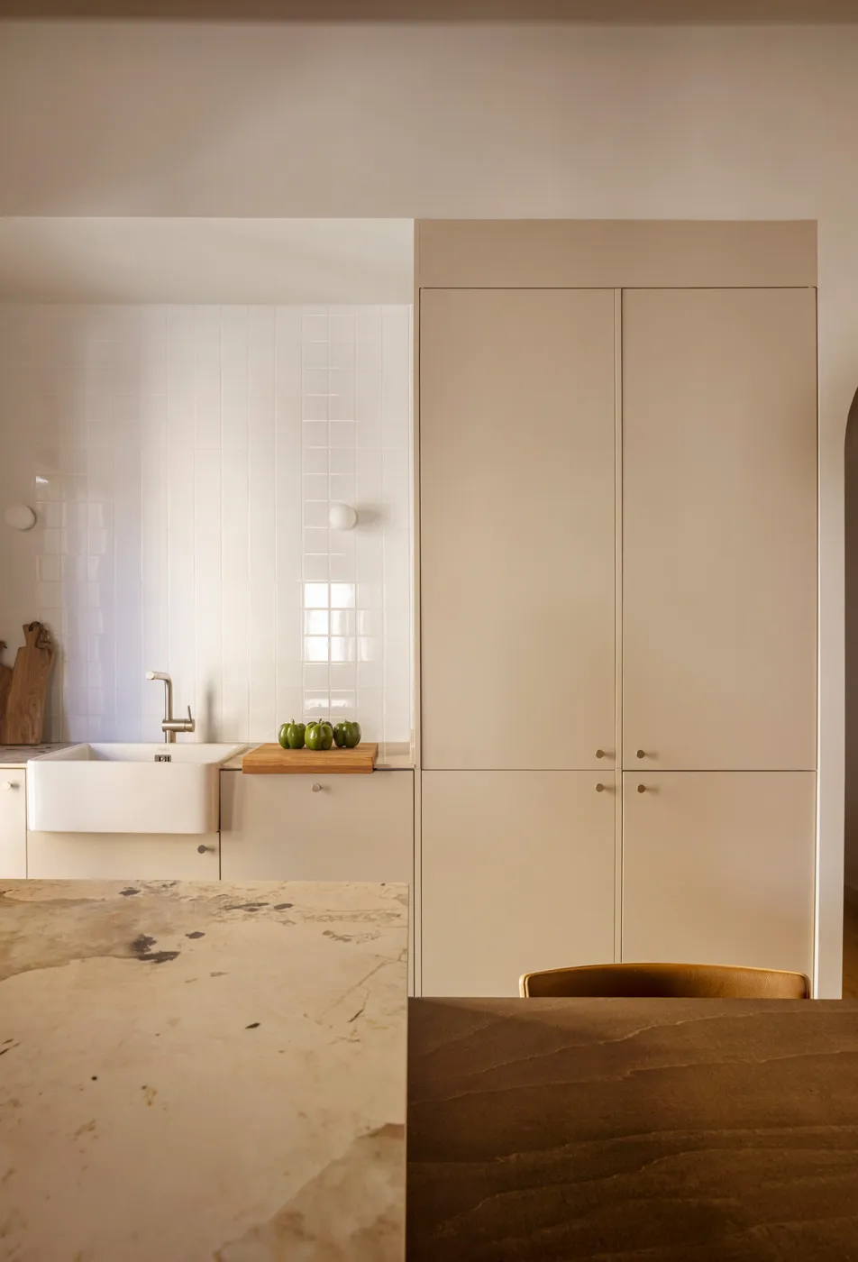 Balcones, pared de ladrillo y distribución incomoda: apartamento en Barcelona (65 m²) - Gallery image 5