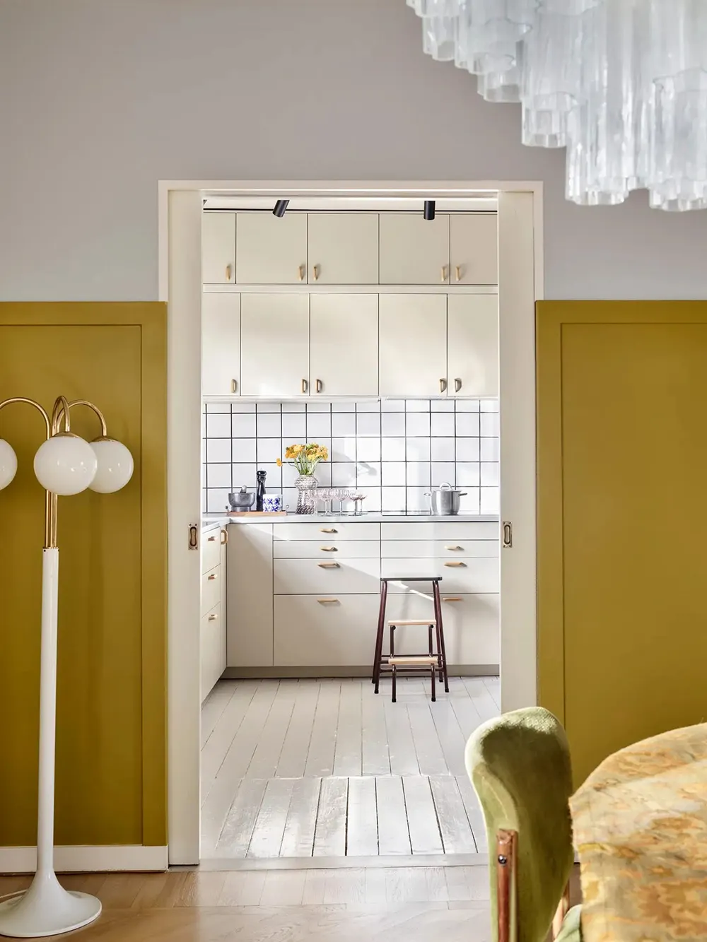 गुलाबी, हरा रंग एवं बाजार जैसा सजावटी वातावरण: स्वीडन में एक कॉटेज - Gallery image 7