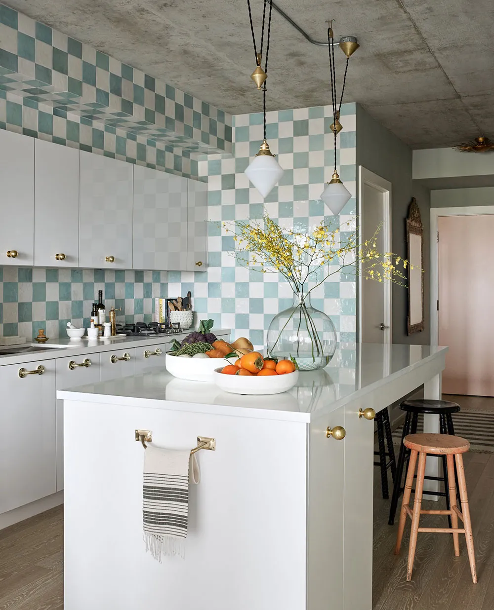 Клетчатая кухня и женственные нотки: индустриальный интерьер актрисы в Торонто - Gallery image 5