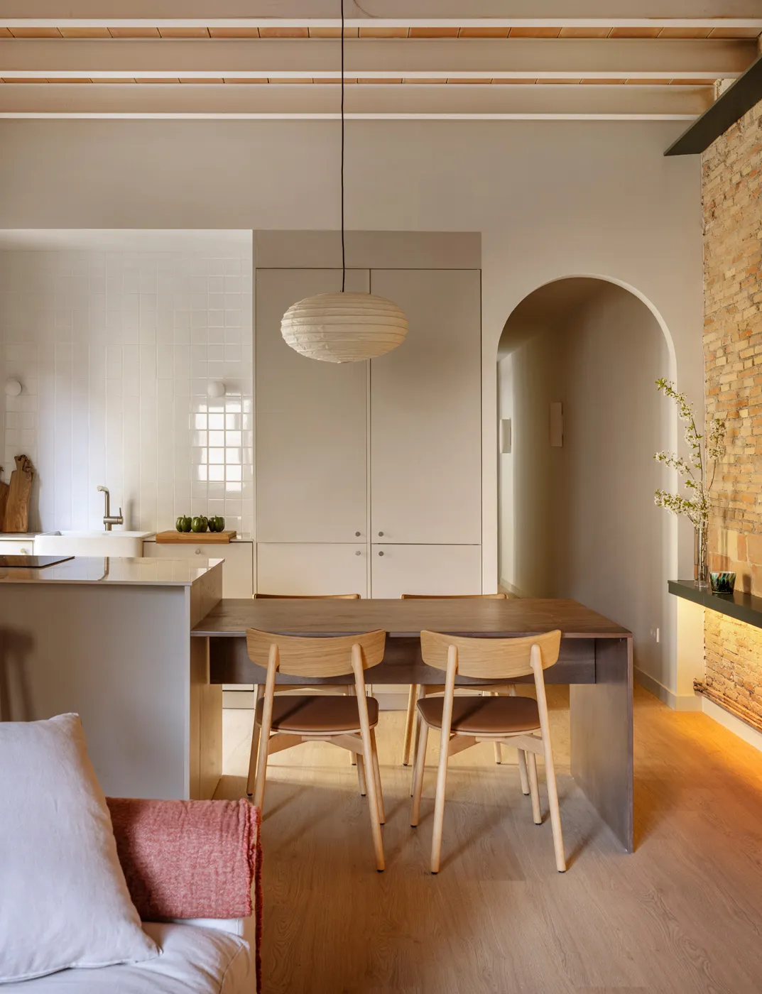 Balcones, pared de ladrillo y distribución incomoda: apartamento en Barcelona (65 m²) - Gallery image 3