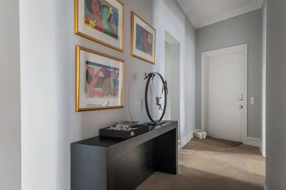 Żółty sofia i inne jaskrawe akcenty w wnętrzach mieszkania w Malmö - Gallery image 23