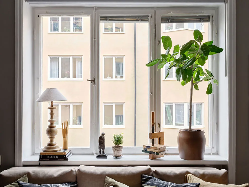 Petite appartement suédois avec mur bleu caractéristique et abondance de décoration (45 m²) - Gallery image 3