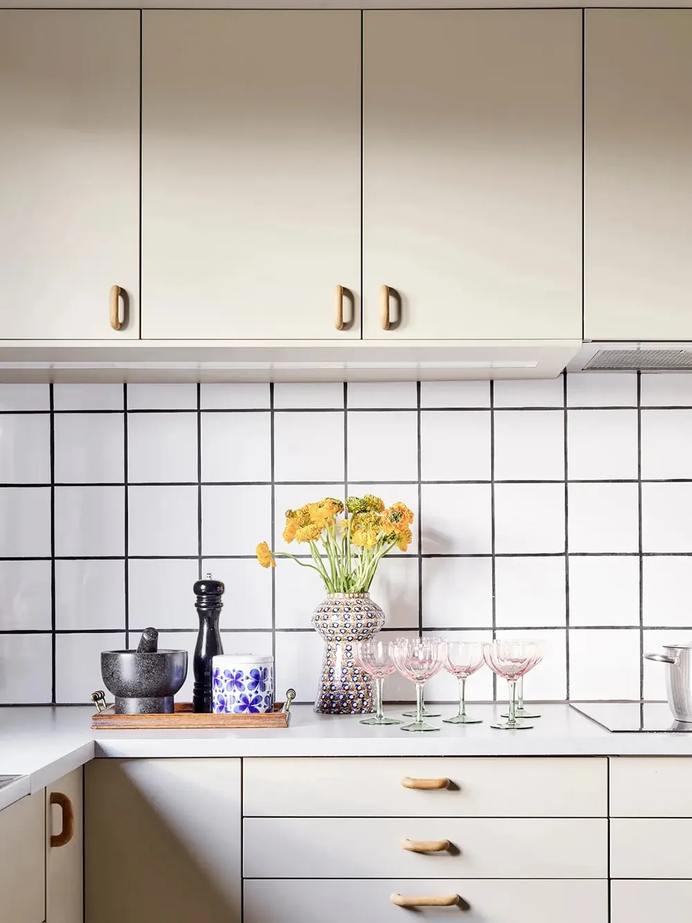 गुलाबी, हरा रंग एवं बाजार जैसा सजावटी वातावरण: स्वीडन में एक कॉटेज - Gallery image 8