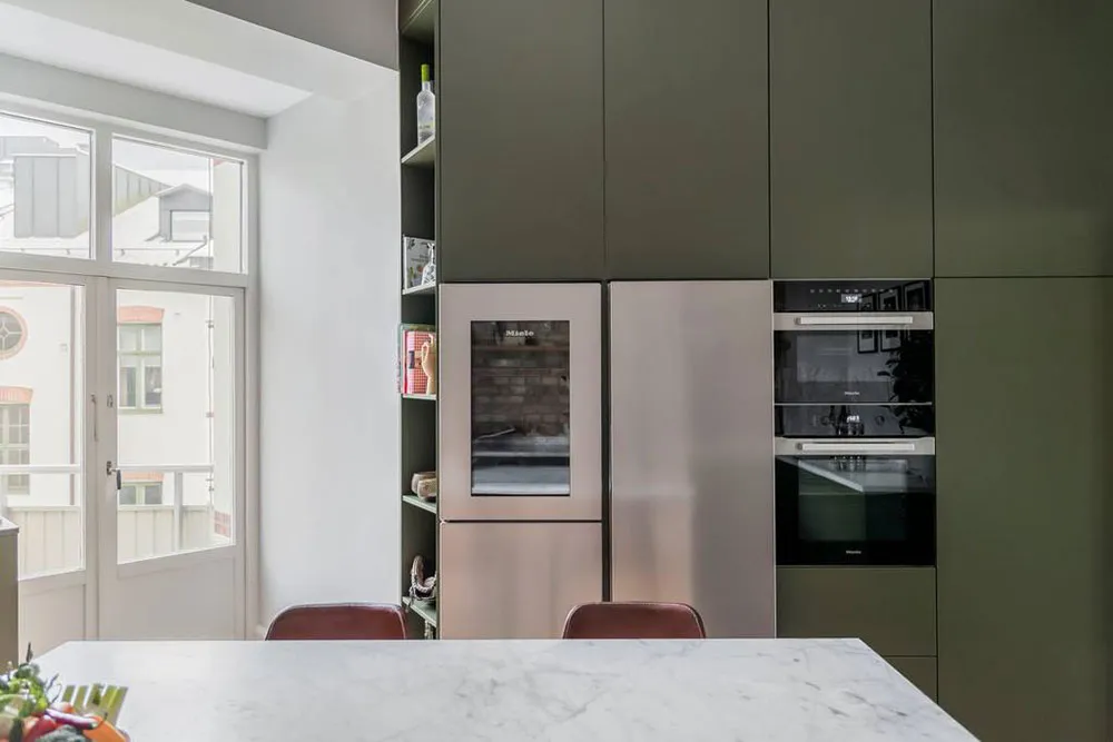 Żółty sofia i inne jaskrawe akcenty w wnętrzach mieszkania w Malmö - Gallery image 12