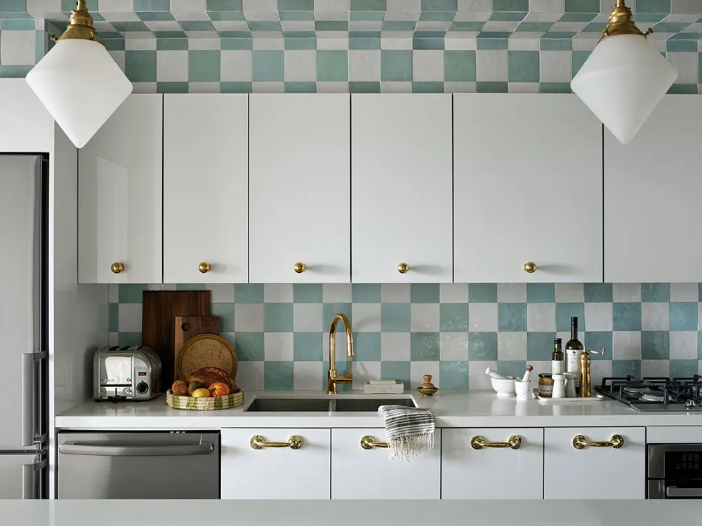 Клетчатая кухня и женственные нотки: индустриальный интерьер актрисы в Торонто - Gallery image 4