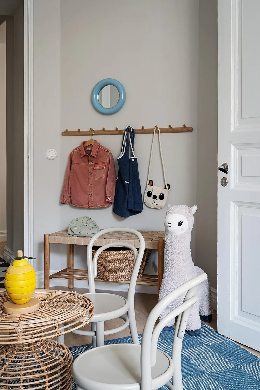 Appartement à l'ambiance pâle et pastel en Suède avec une cuisine bleue - Gallery image 31