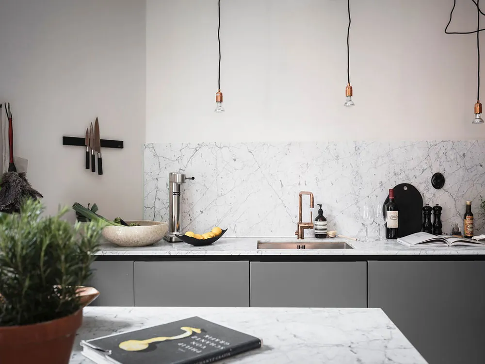 Schwedische Wohnung mit beigefarbenen Wohnzimmer und grauem Schlafzimmer (83 qm) - Gallery image 19