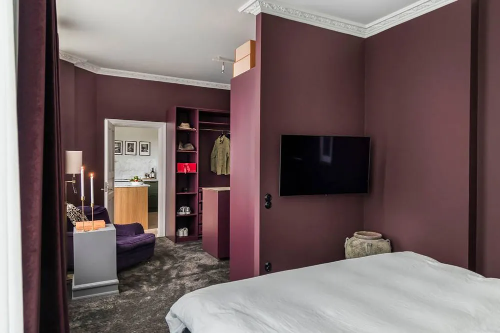 Żółty sofia i inne jaskrawe akcenty w wnętrzach mieszkania w Malmö - Gallery image 18