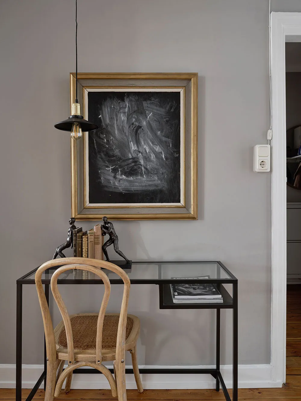 Petite appartement suédois avec mur bleu caractéristique et abondance de décoration (45 m²) - Gallery image 11