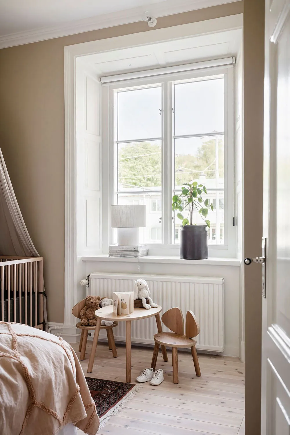 Luminosa y elegante apartamento de mansardas con ventanales de lujo en Suecia - Gallery image 30