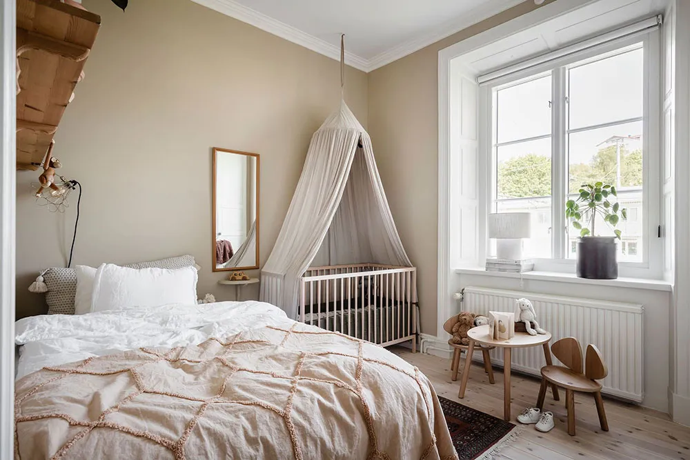 Luminosa y elegante apartamento de mansardas con ventanales de lujo en Suecia - Gallery image 29