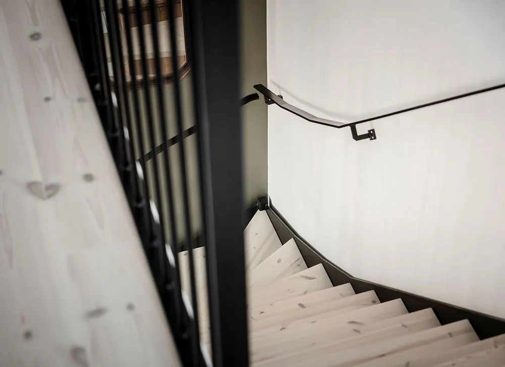 Luminosa y elegante apartamento de mansardas con ventanales de lujo en Suecia - Gallery image 15